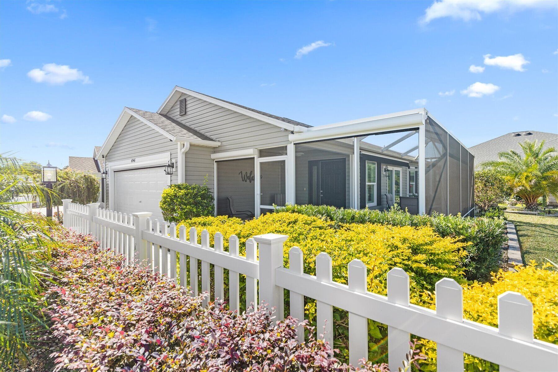 2 bed/2 bath patio home in the heart of The Villages w/oversized screened patio!