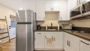 Refrigerador, cafetera/tetera, utensilios de cocina