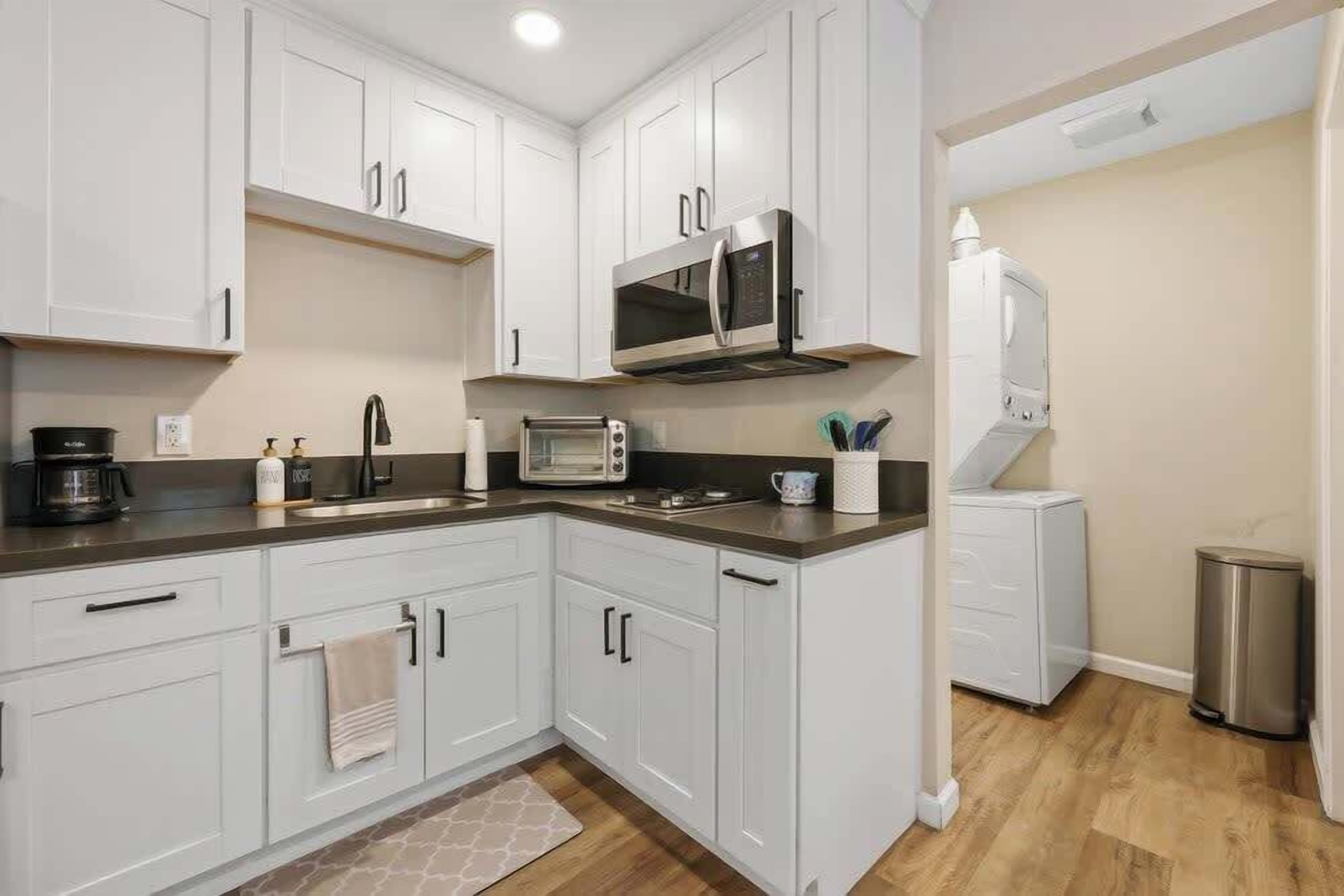 Een koelkast, een koffiezetapparaat/waterkoker