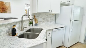 Kookgerei, borden en bestek, een eettafel