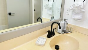 Haartrockner, Handtücher, Seife, Shampoo