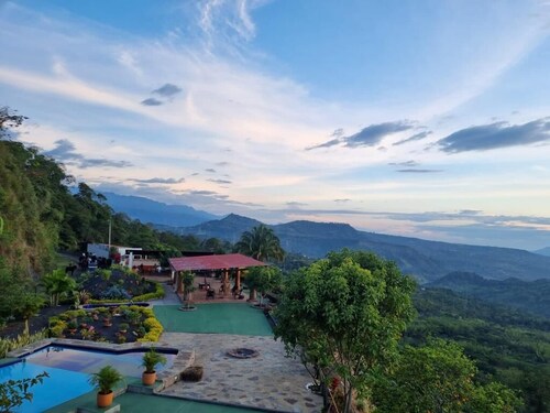 Casa Campestre Rodeada de un Hermoso Paisaje
