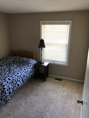 2 makuuhuonetta, silitysrauta/-lauta, Wi-Fi, vuodevaatteet