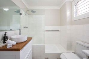 Haartrockner, Handtücher, Seife, Shampoo