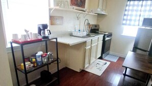 A kitchen with a coffee station, a sink, and cabinets. - KASITA....5 min to river, 4min  to Christus S R hospital, state University 12min (San Marcos)