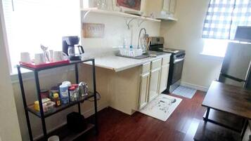 Réfrigérateur, micro-ondes, batterie de cuisine, vaisselle et ustensiles