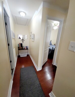 1 bedroom, iron/ironing board, free WiFi, bed sheets - KASITA....5 min to river, 4min to Christus S R hospital, state University 12min (San Marcos)