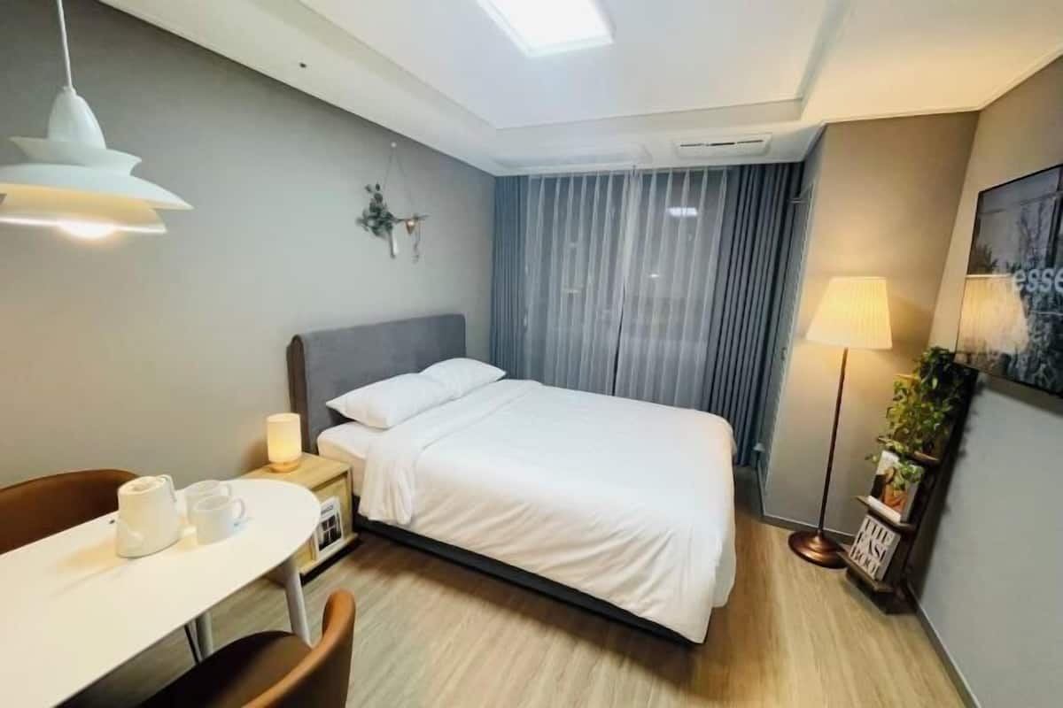 Premium bedding, down duvets, laptop workspace, free WiFi
