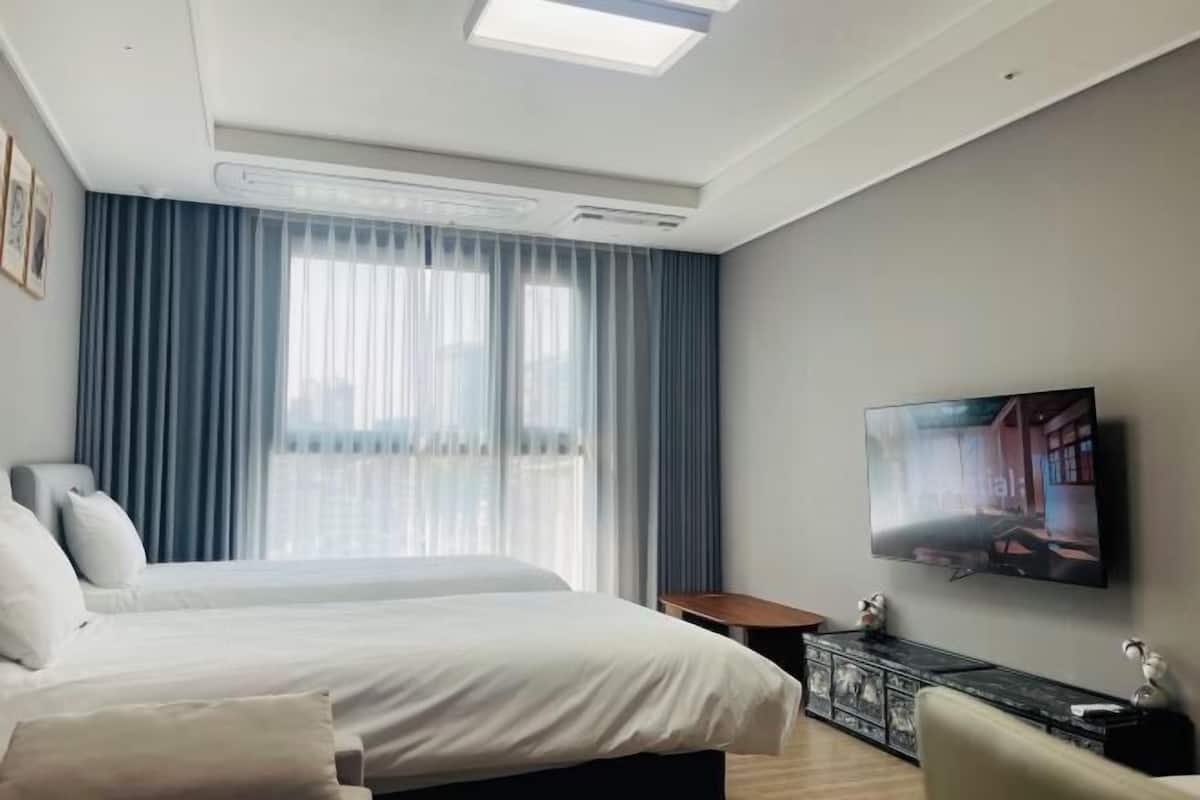 Premium bedding, down duvets, laptop workspace, free WiFi
