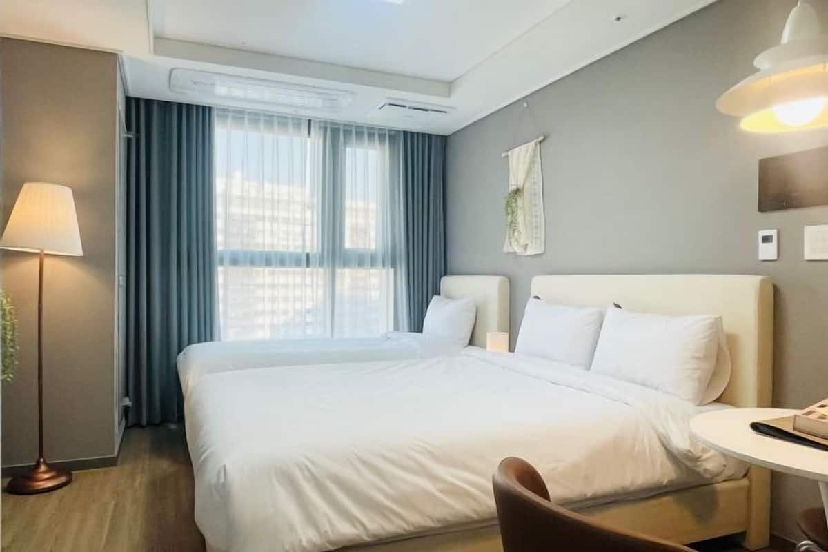 Ropa de cama de alta calidad y espacio para trabajar con un portátil