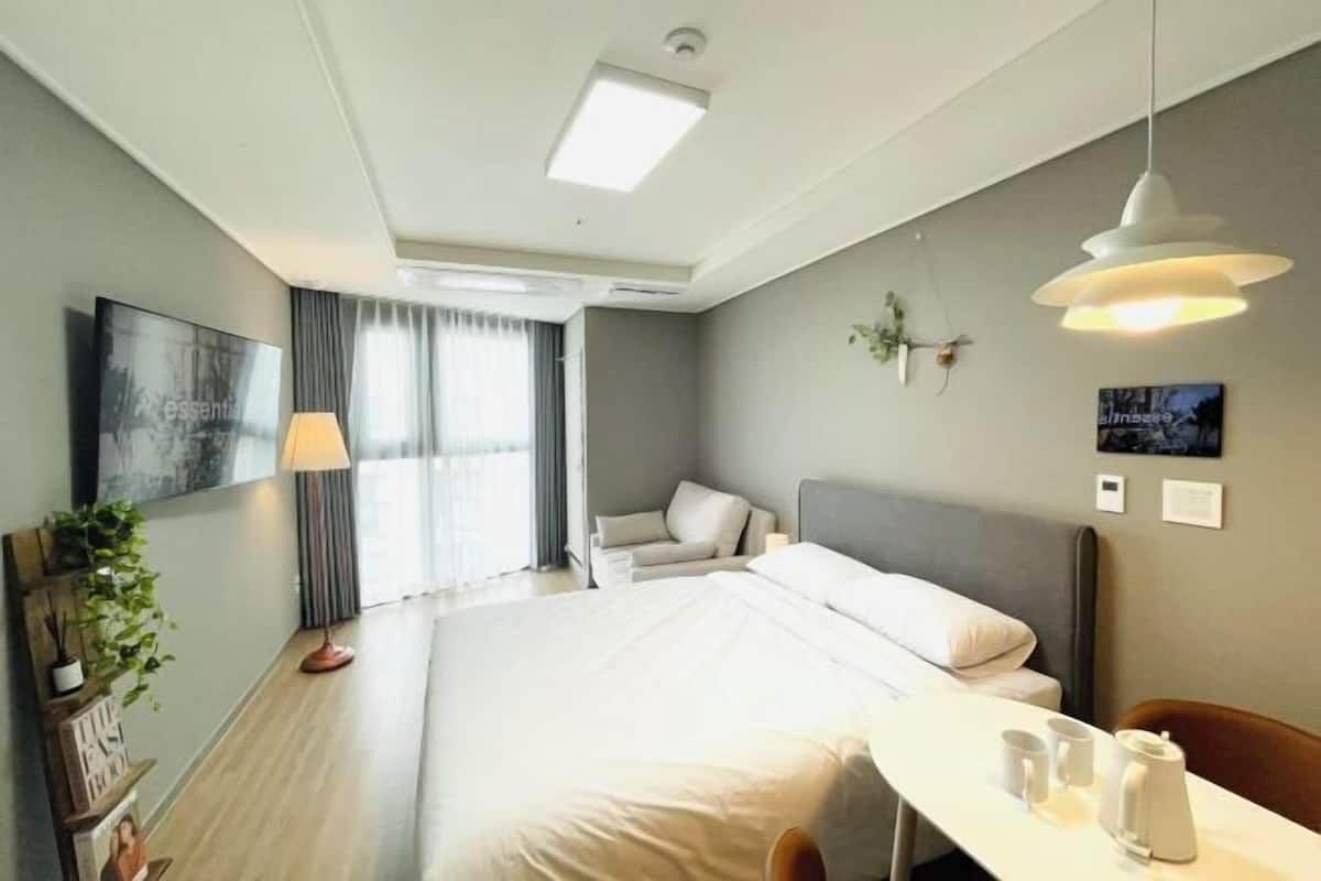 Premium bedding, down duvets, laptop workspace, free WiFi