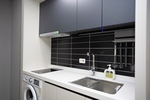 Phòng Suite | Bếp riêng | Tủ lạnh, lò vi sóng, dụng cụ nấu nướng/bát dĩa/dao nĩa, dụng cụ vệ sinh 