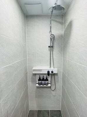 Standaard tweepersoonskamer | Badkamer | Een douche, een haardroger, vloerverwarming, handdoeken