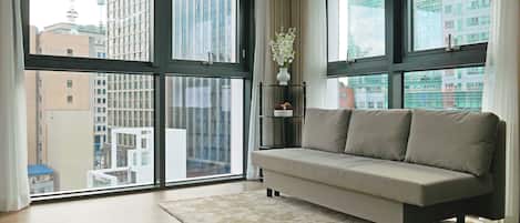 家庭房 | 起居区 | 50-英寸智能电视(配备数码频道)、Netflix、收费电影