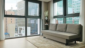 Familierom | Oppholdsområde | En 50-tommers smart-TV med digitale kanaler samt Netflix og filmkjøp