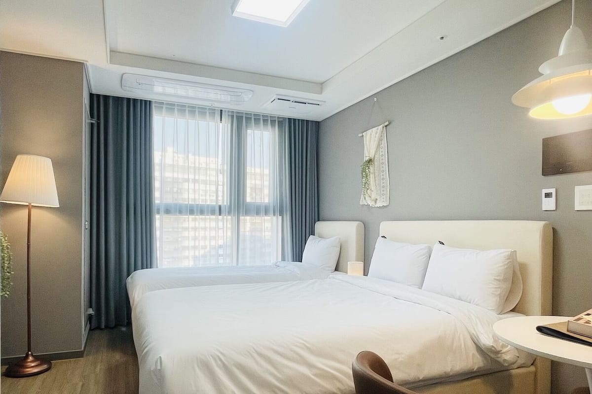 Ropa de cama de alta calidad y espacio para trabajar con un portátil