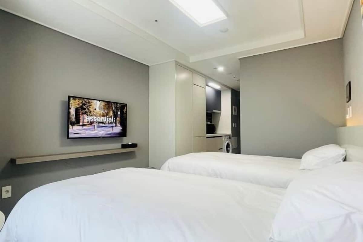 Premium bedding, down duvets, laptop workspace, free WiFi