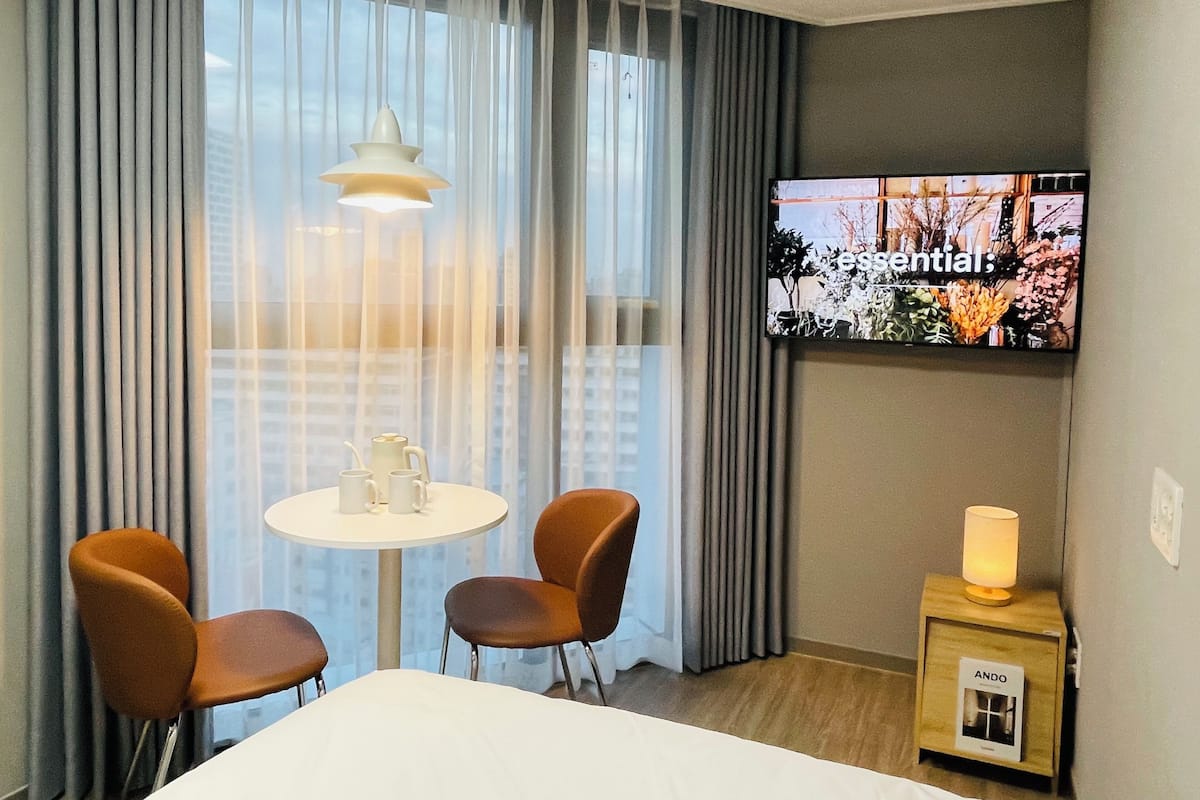 Habitación estándar doble | Ropa de cama de alta calidad y espacio para trabajar con un portátil