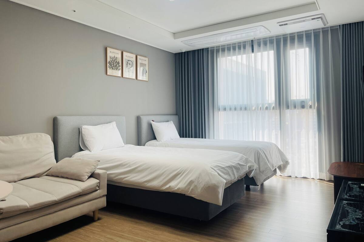 Suite | Ropa de cama de alta calidad y espacio para trabajar con un portátil