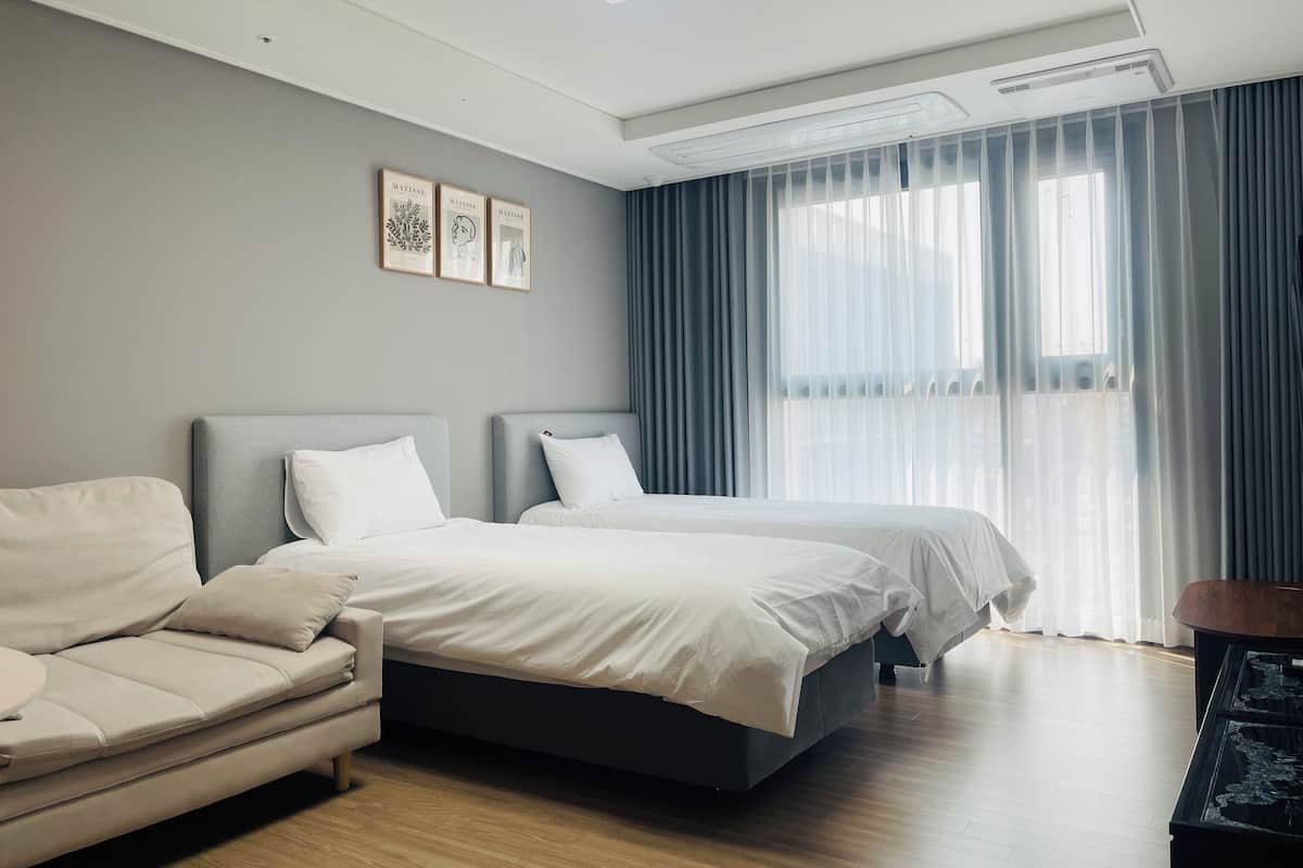 Suite | Ropa de cama de alta calidad y espacio para trabajar con un portátil