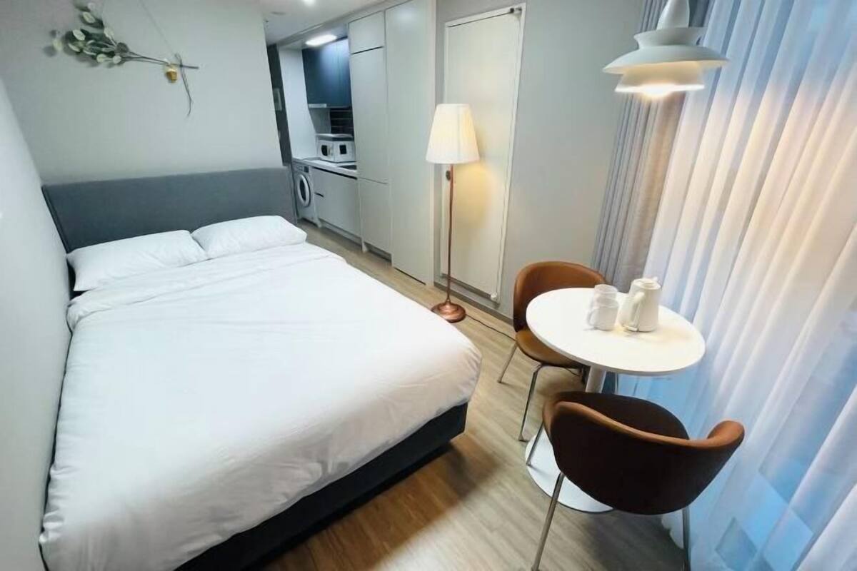 Ropa de cama de alta calidad y espacio para trabajar con un portátil