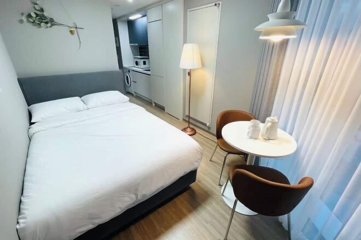 Premium bedding, down duvets, laptop workspace, free WiFi