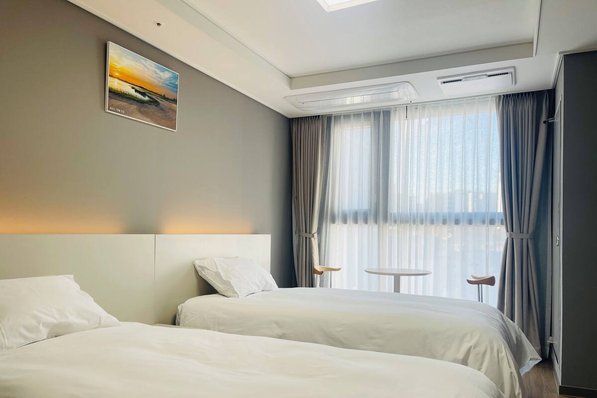 Deluxe Single Twin Room | Ropa de cama de alta calidad y espacio para trabajar con un portátil