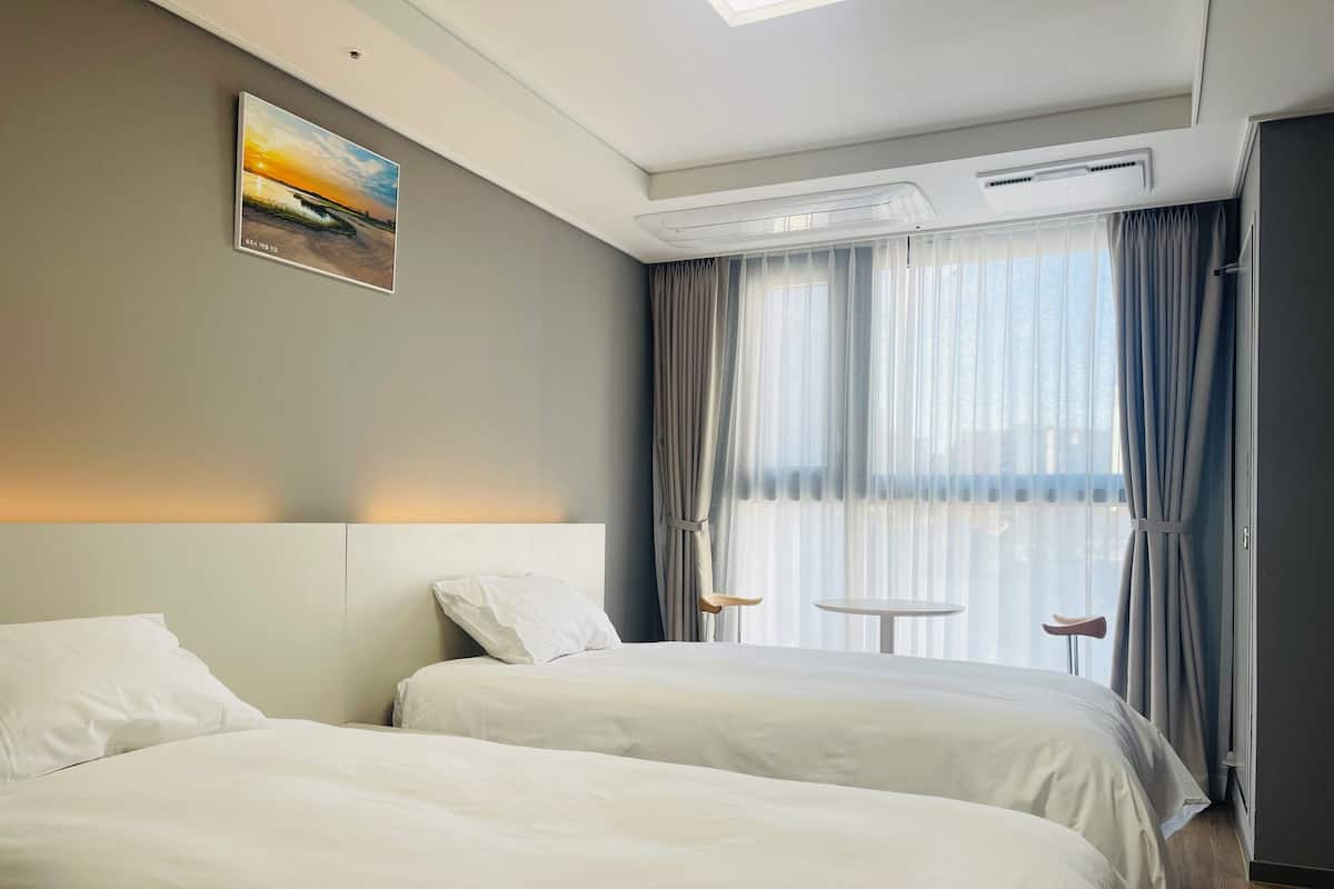 Deluxe Single Twin Room | Ropa de cama de alta calidad y espacio para trabajar con un portátil