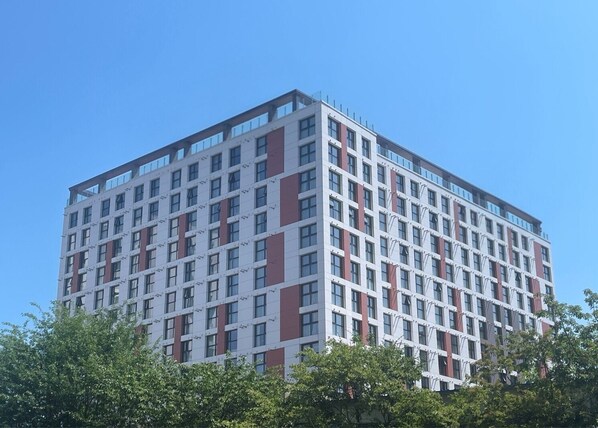 Een meerhoog gebouw met een raster van ramen, waarschijnlijk een hotel of appartementencomplex.