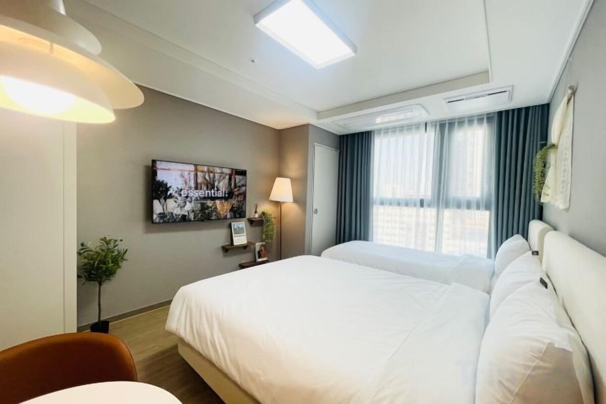 Premium bedding, laptop workspace, free WiFi, bed sheets