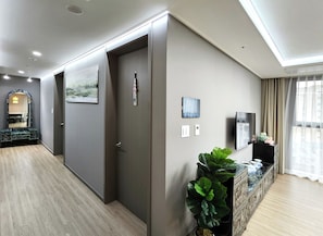 Familierom | Oppholdsområde | En 50-tommers smart-TV med digitale kanaler samt Netflix og filmkjøp