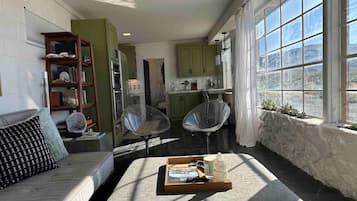 Smart-tv, eldstad och böcker