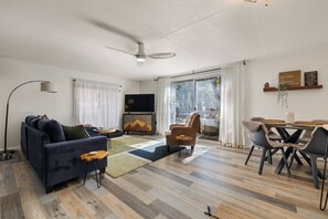 Una Smart TV, una chimenea, libros