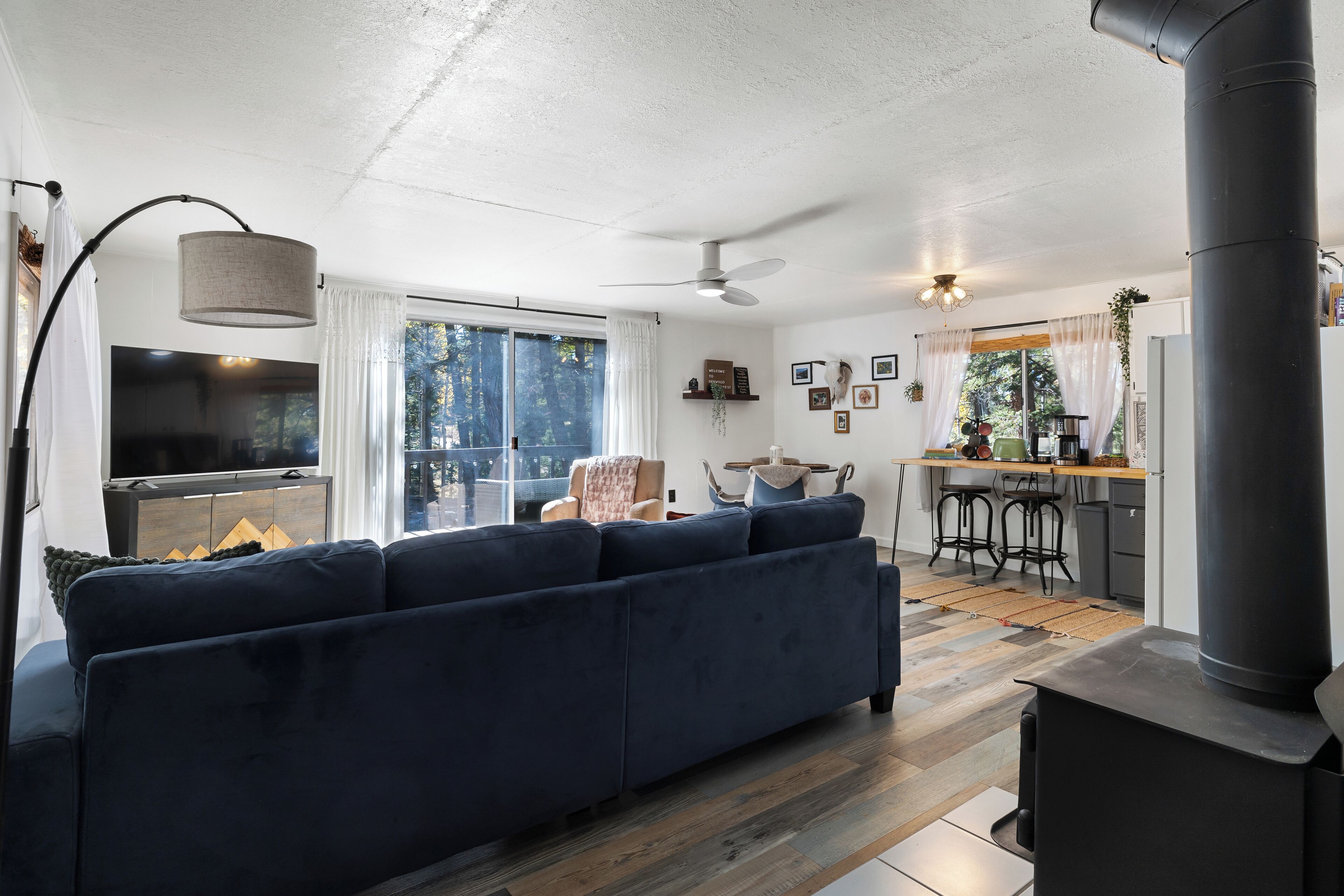 スマートテレビ、暖炉、書庫