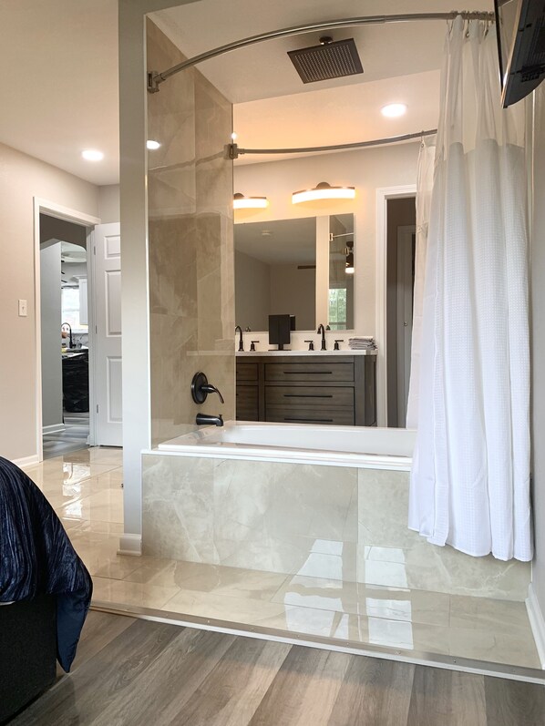 Bañera de hidromasaje, secador de pelo, toallas, jabón
