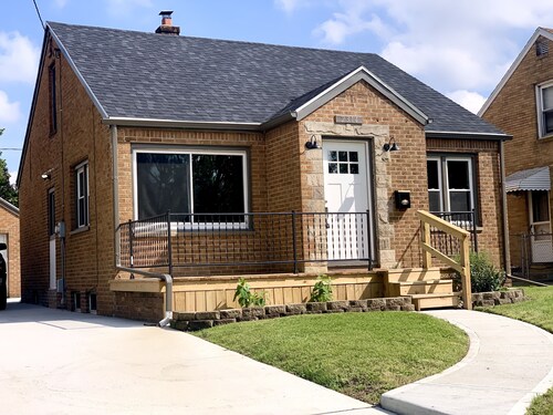 10 minutes from Downtown Toledo!! Cozy 2bed, 2bath, game room, propane fire pit 