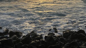 A coastal scene with waves crashing against rocks under a cloudy sky. - Peek-a-boo Ocean View,1bd1bath AC Condo, closer to downtown Kailua village (Kailua-Kona)