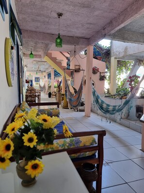 32-inch flat-screen TV with digital channels - Pousada Solstício de Verão (Paraty)