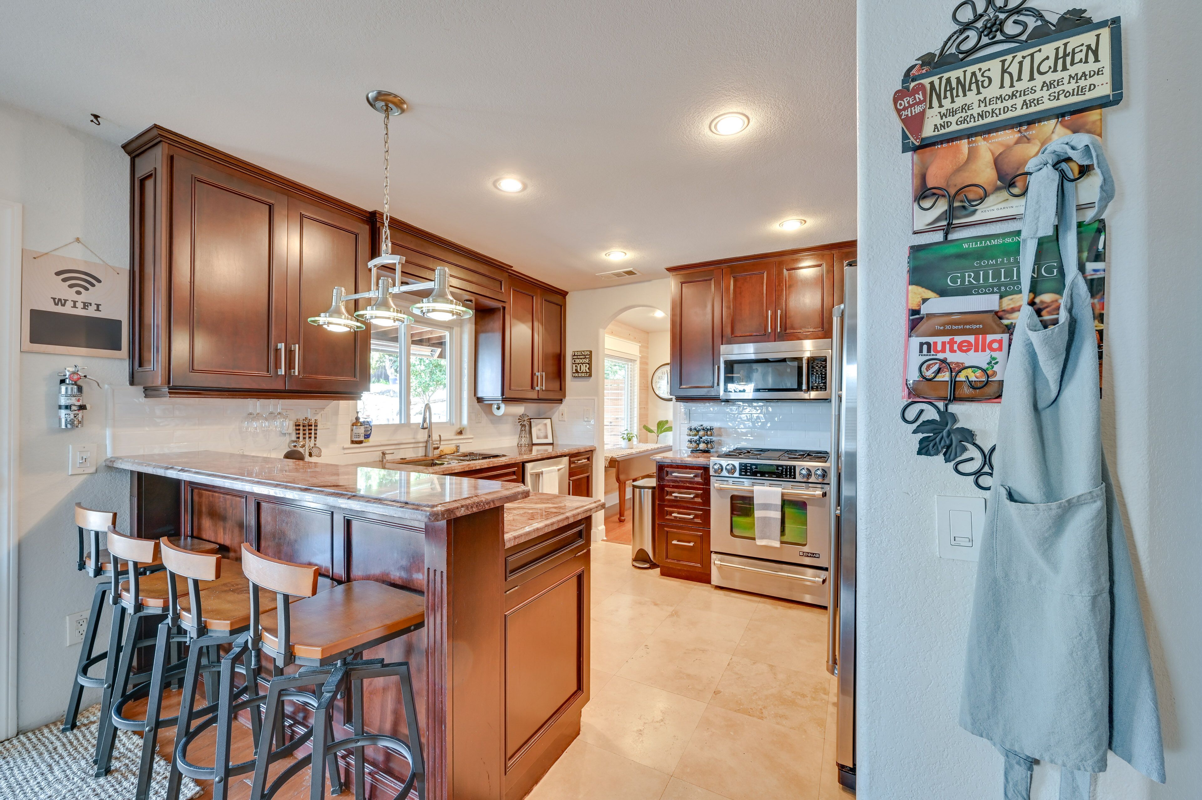 Four à micro-ondes, un four, surface de cuisson, lave-vaisselle