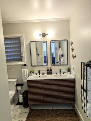 Dusch, hårtork, handdukar och tvål