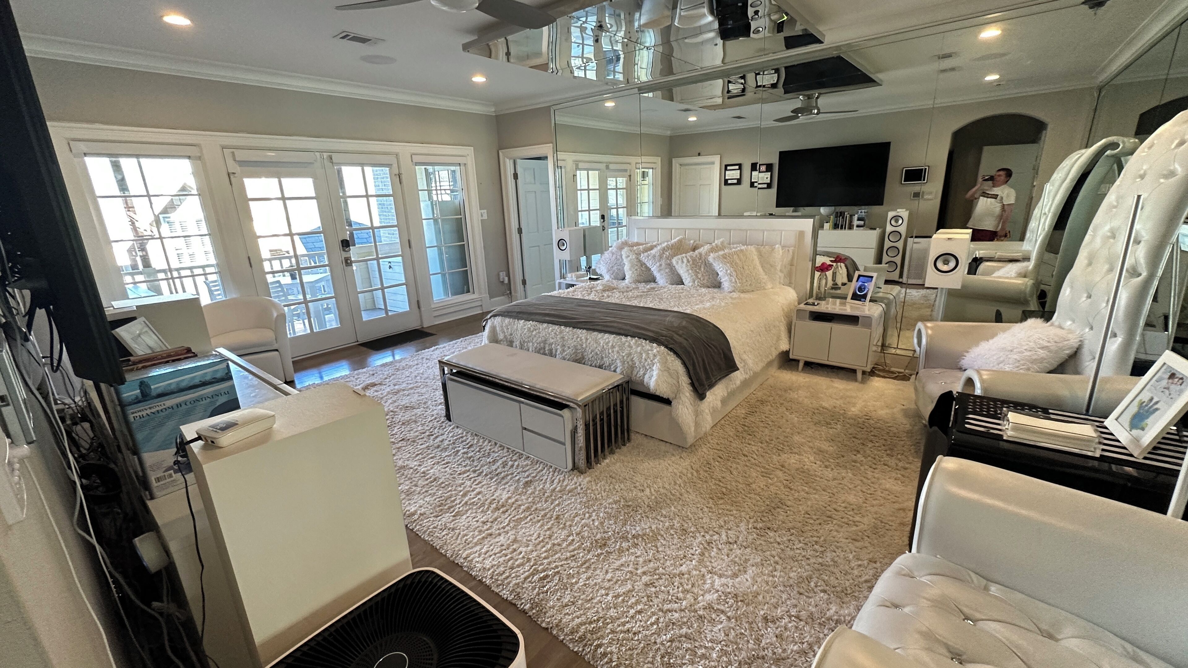 6 chambres, coffres-forts dans les chambres, bureau