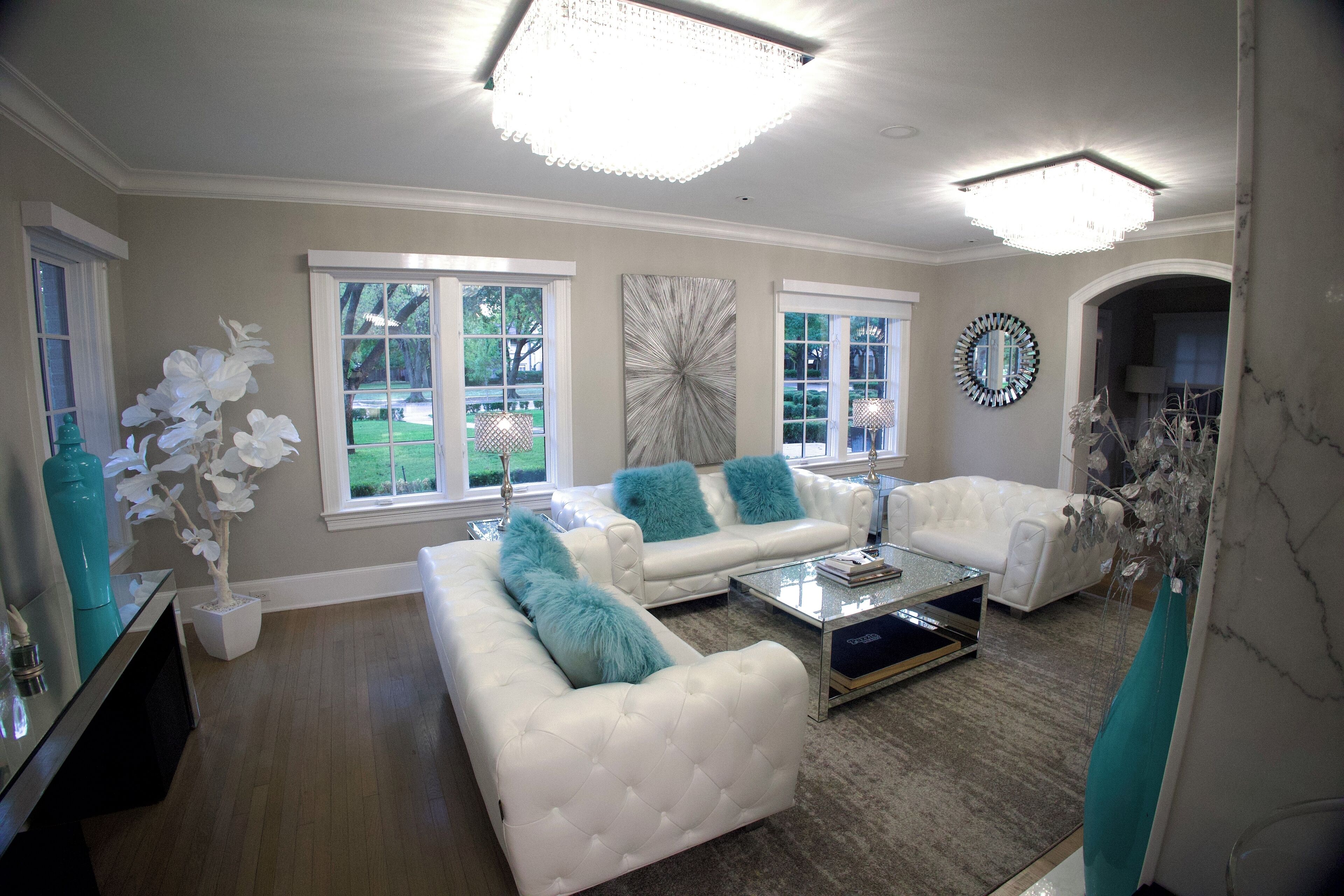 TV connectée, cheminée, chaîne hi-fi, écrans d'ordinateur