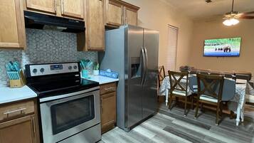 Refrigerador, microondas, horno, placa de cocina