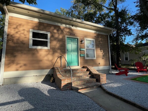 Exterior - Peachy Beach House - Unit A - Close to beach, game Room, Putting Green, & more! (Gulfport)