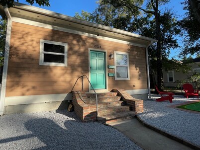 Peachy Beach House - Unit A - Close to beach, game Room, Putting Green, & more!
