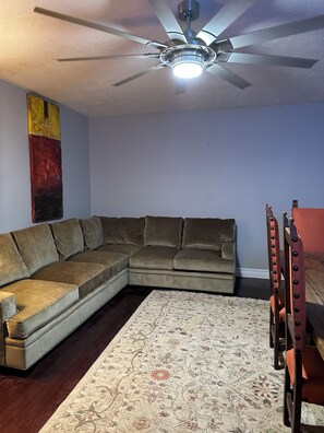 Smart TV, fireplace, books - Spacious 4 Bedroom Home in Prime Location (Albuquerque)