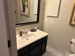 Regadera, secadora de cabello, toallas, jabón 