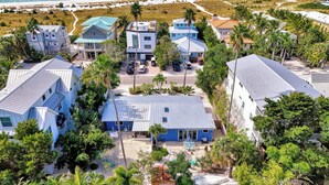 A coastal residential area with houses, a beach, and a clear view of the ocean. - Renovated 2bed / 1bath North End of Anna Maria, 2min walk to the beach  (Anna Maria)
