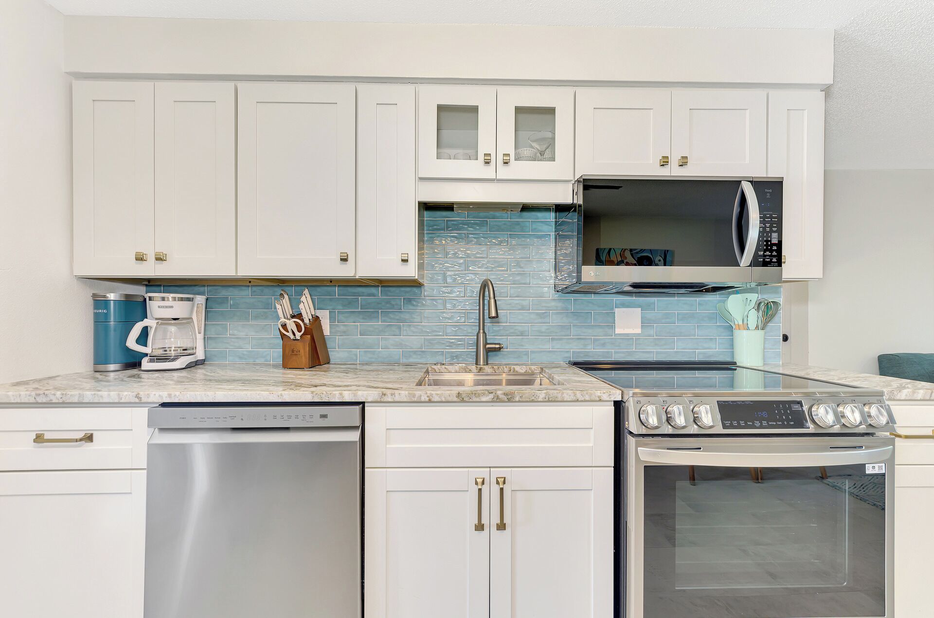 Kjøleskap, mikrobølgeovn, ovn og kokeplater