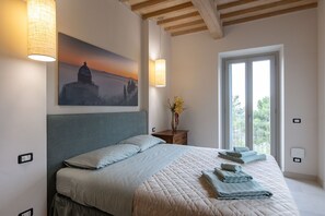 3 bedrooms, iron/ironing board, travel crib, free WiFi - Wonderful private villa for 8 people with A/C, private pool, WIFI, veranda and panoramic view (Cortona)